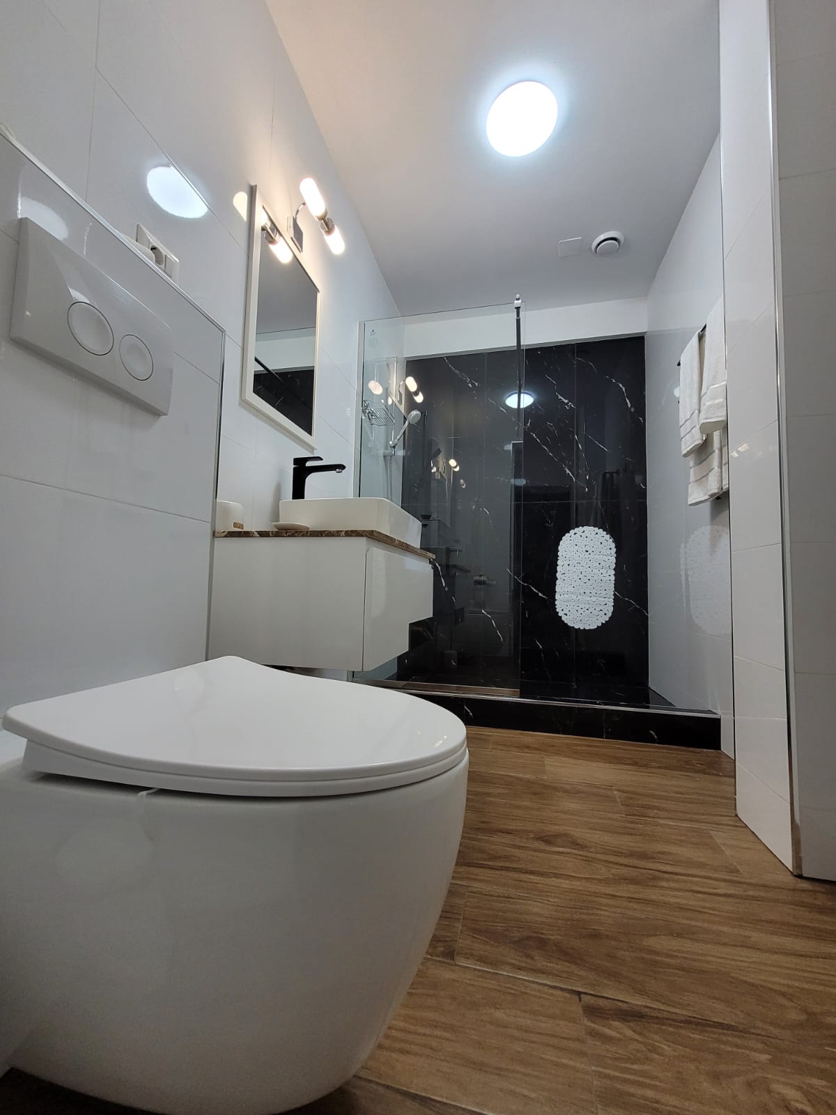 Baia — modernă, cu duș, vas suspendat și lumină bună