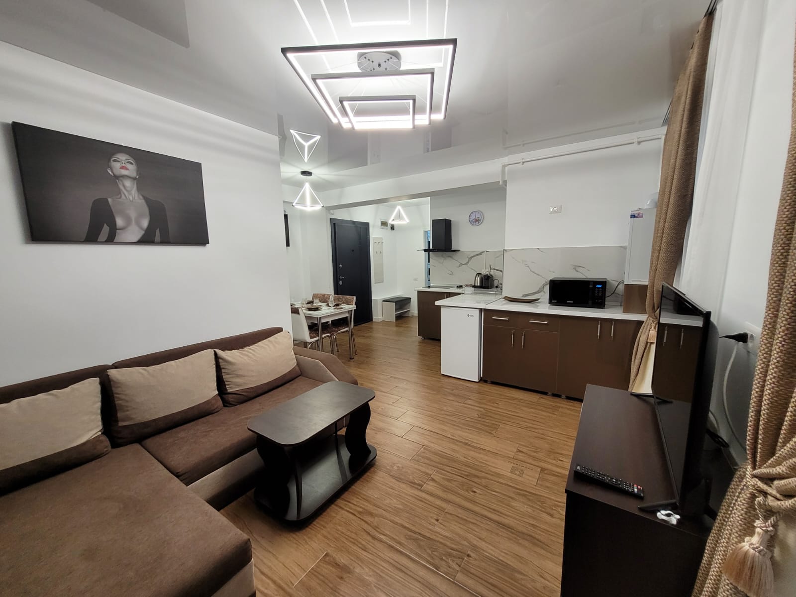 Camera de dormit — curată, confortabilă, cu pat dublu și perdele elegante