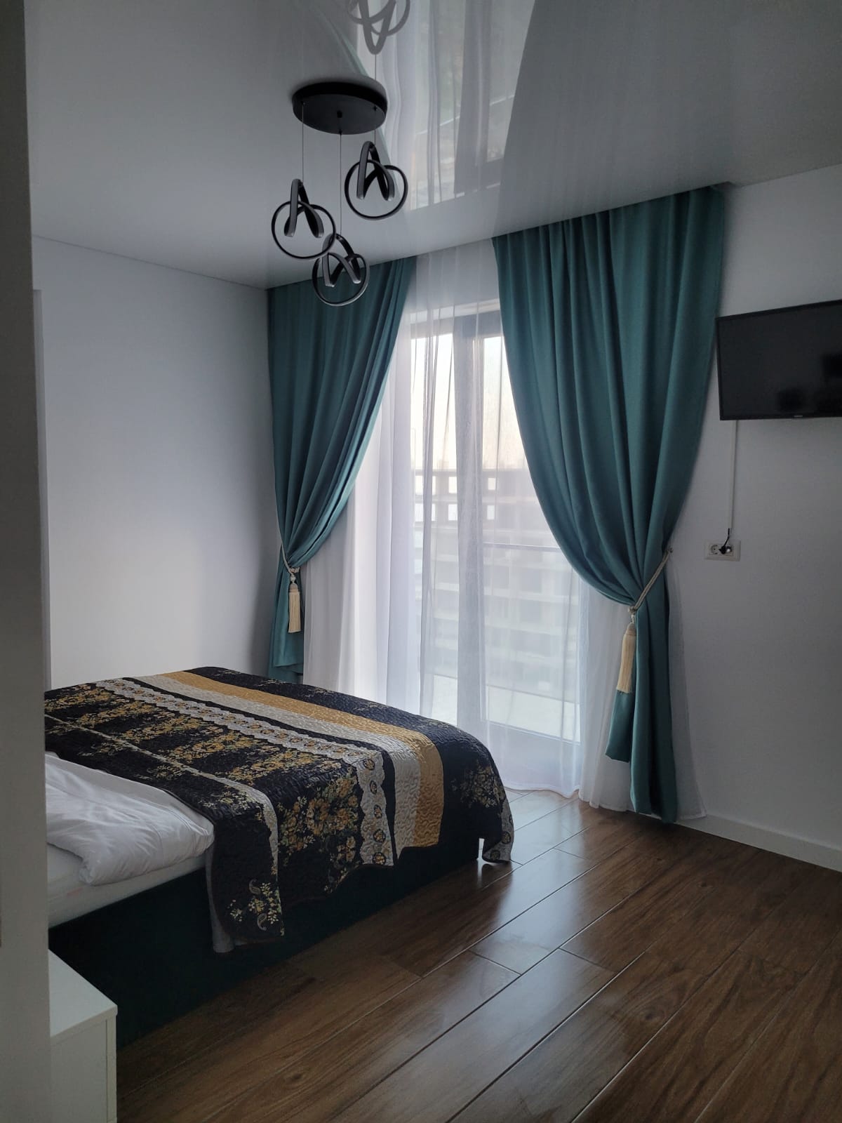 Interiorul — spațiu deschis, modern, cu canapea și bucatărie utilată