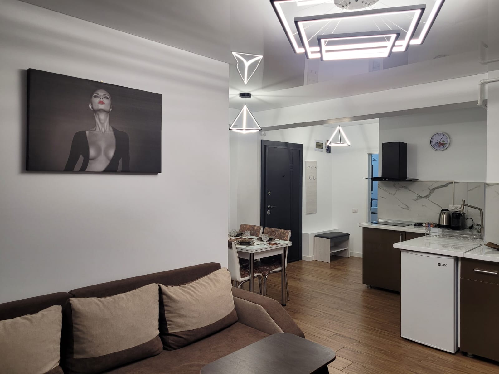 Livingul — spațios, mobilat modern, cu canapea confortabilă